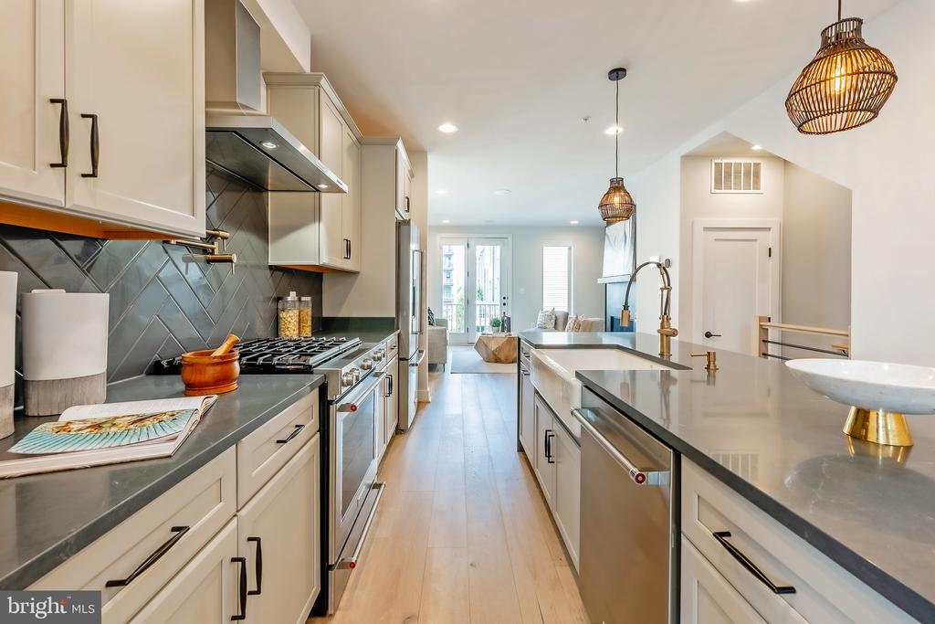 856 Thompson Cres #48