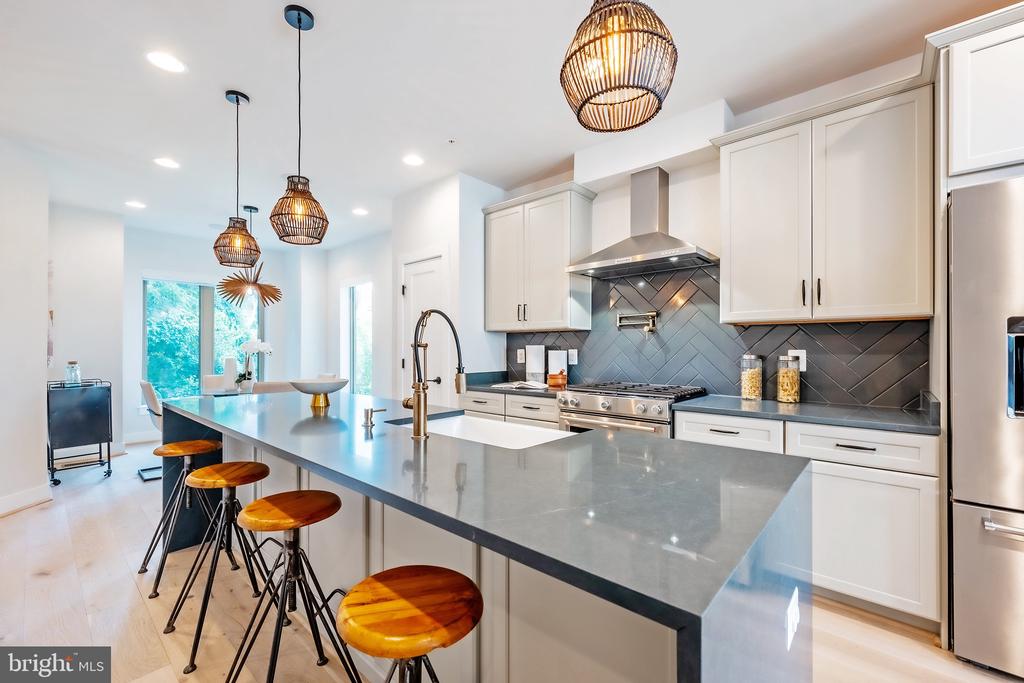 856 Thompson Cres #48