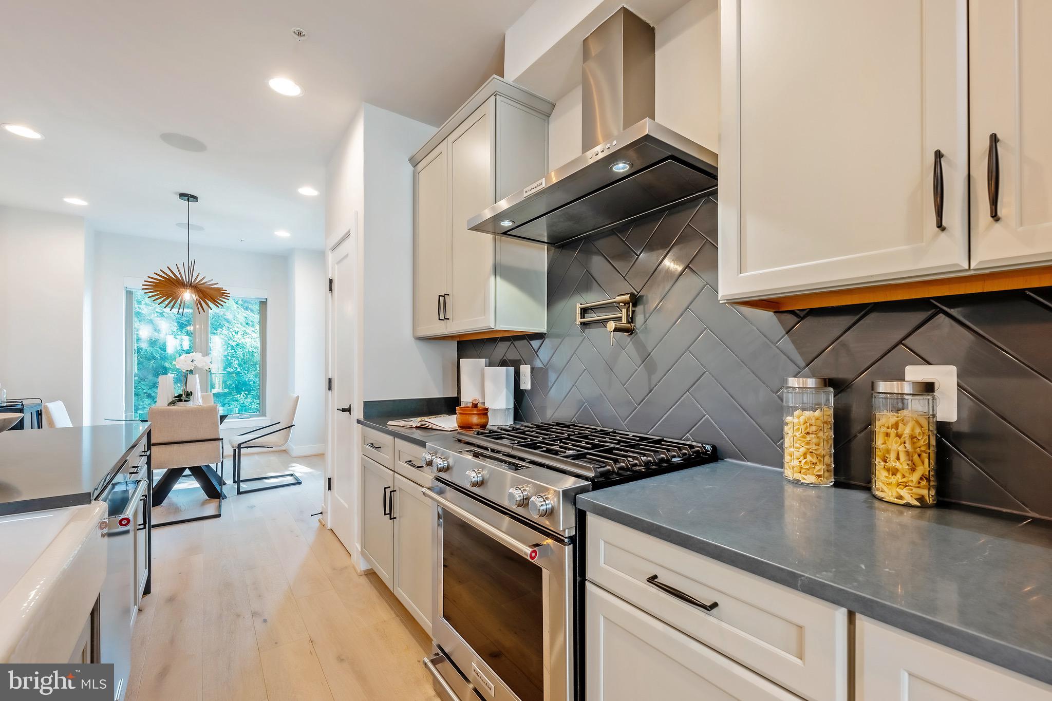 856 Thompson Cres #48