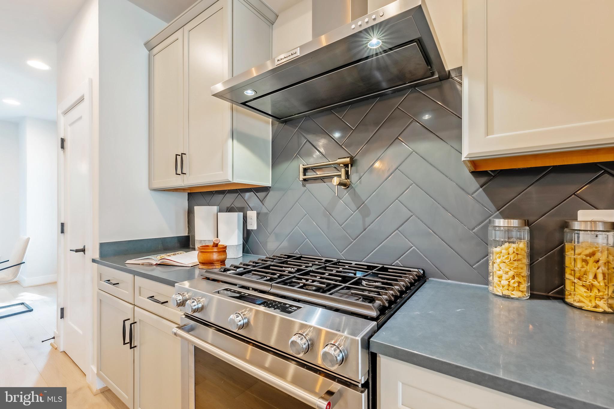 856 Thompson Cres #48