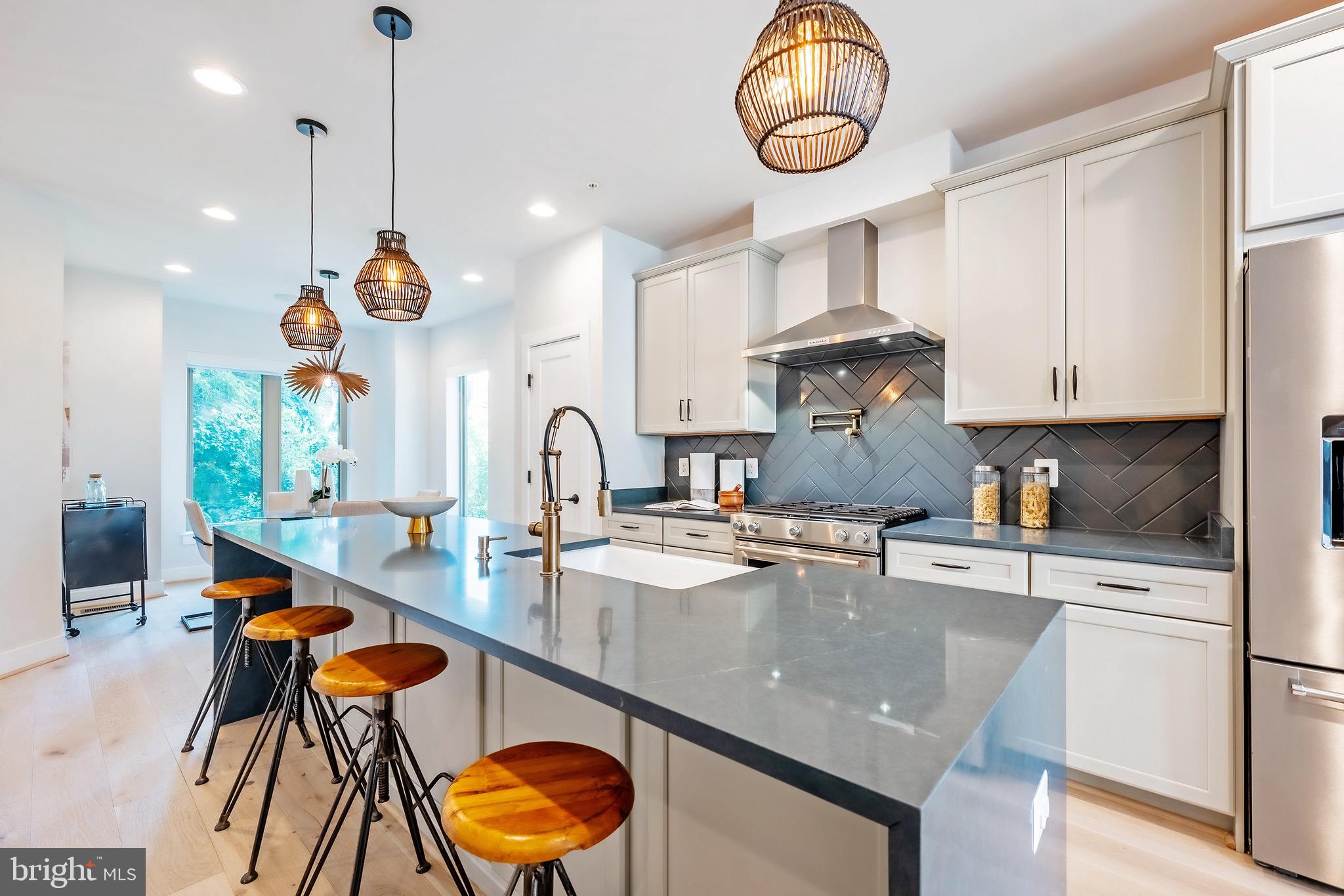 856 Thompson Cres #48