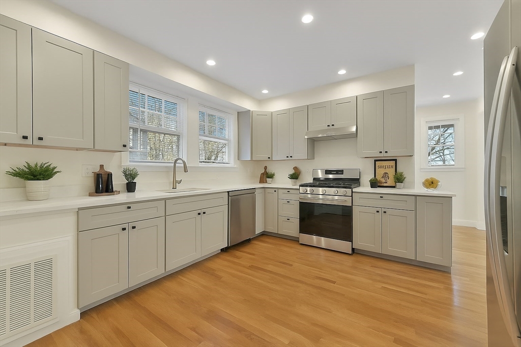 48 Manthorne Rd # 1