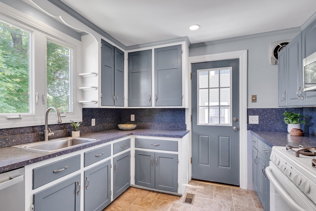 16 Roundwood Rd