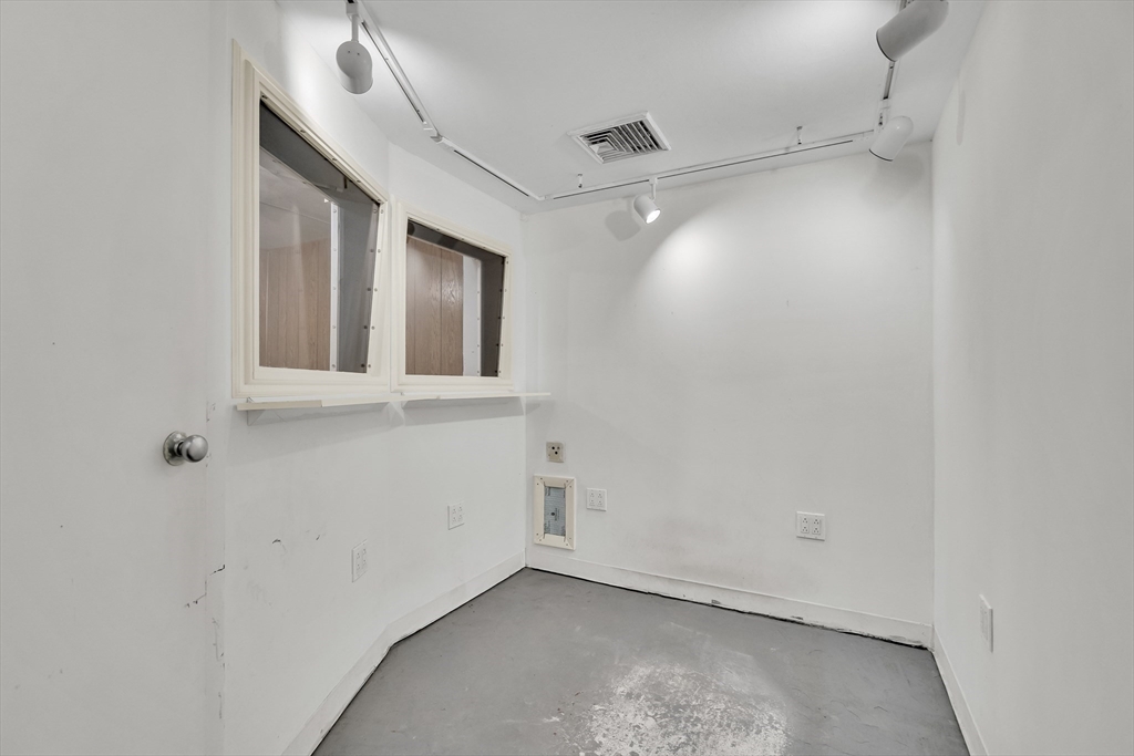16 Roundwood Rd