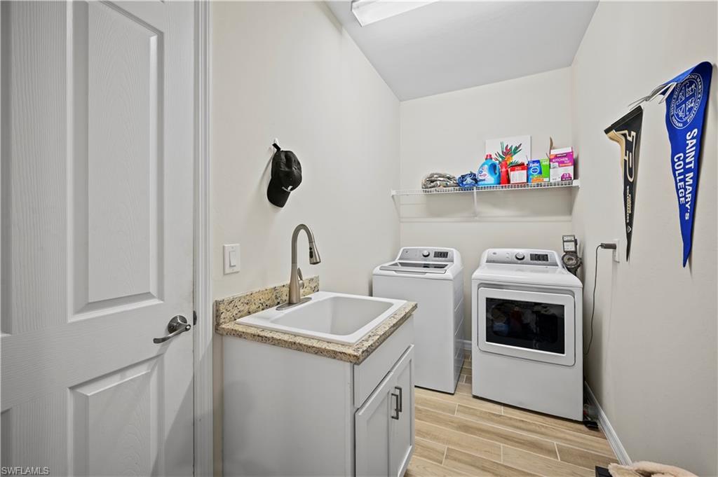 15895 Leaning Pine LN