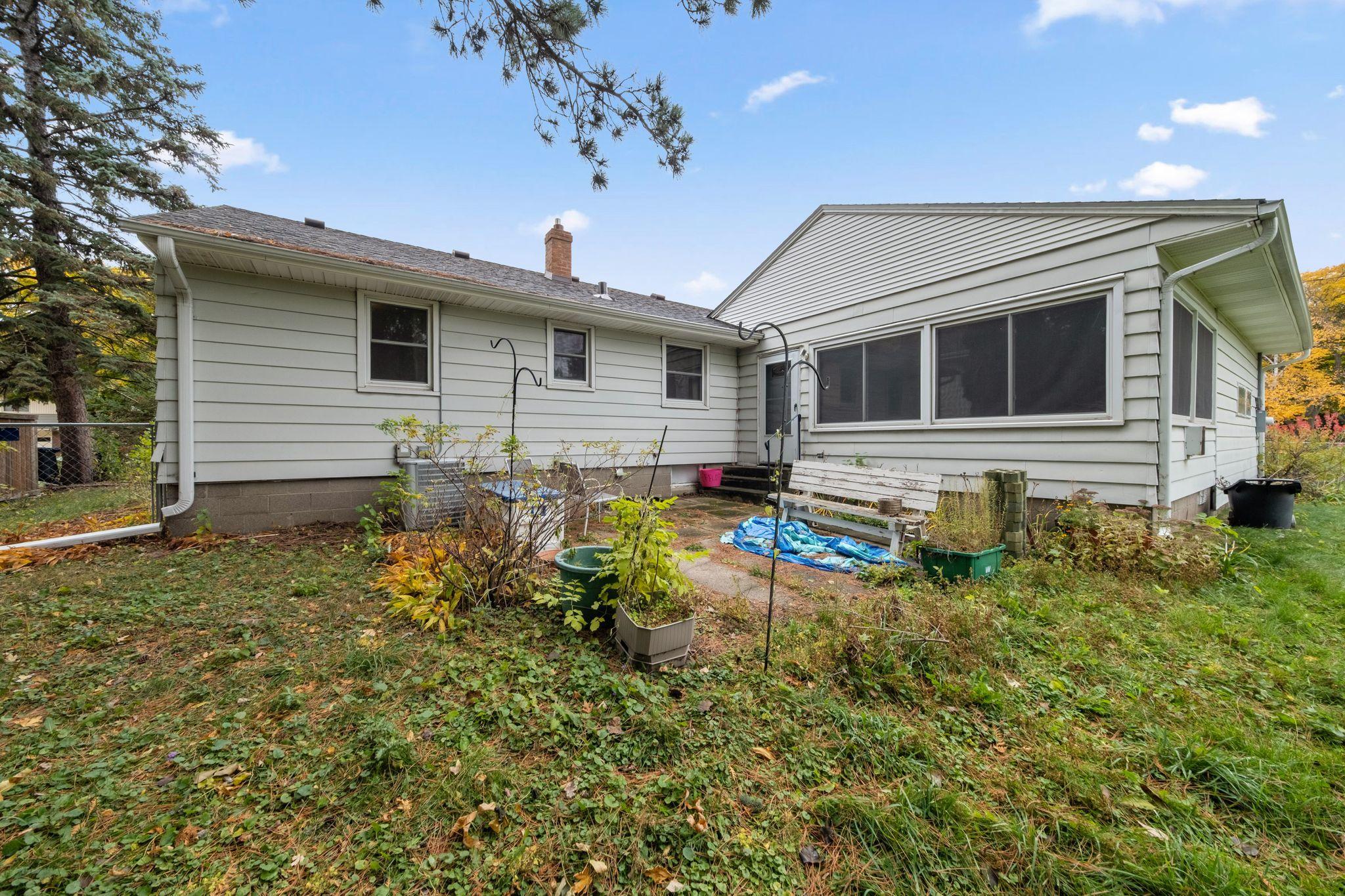 1895 Shryer Avenue W