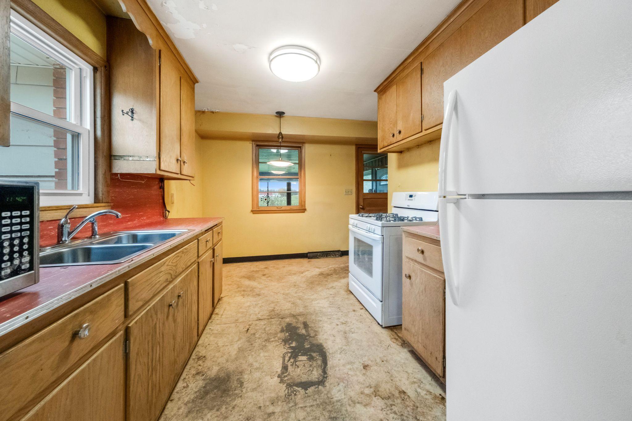 1895 Shryer Avenue W