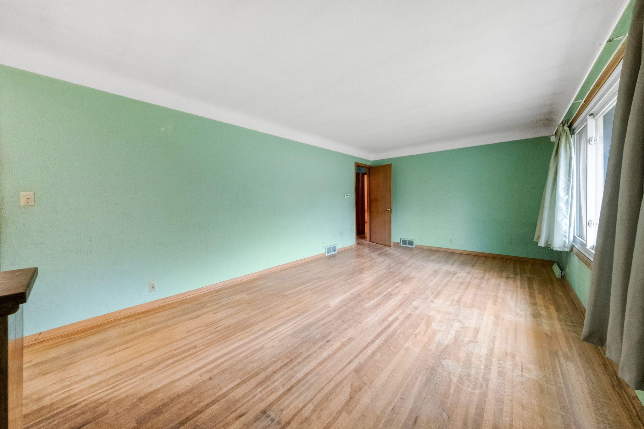 1895 Shryer Avenue W