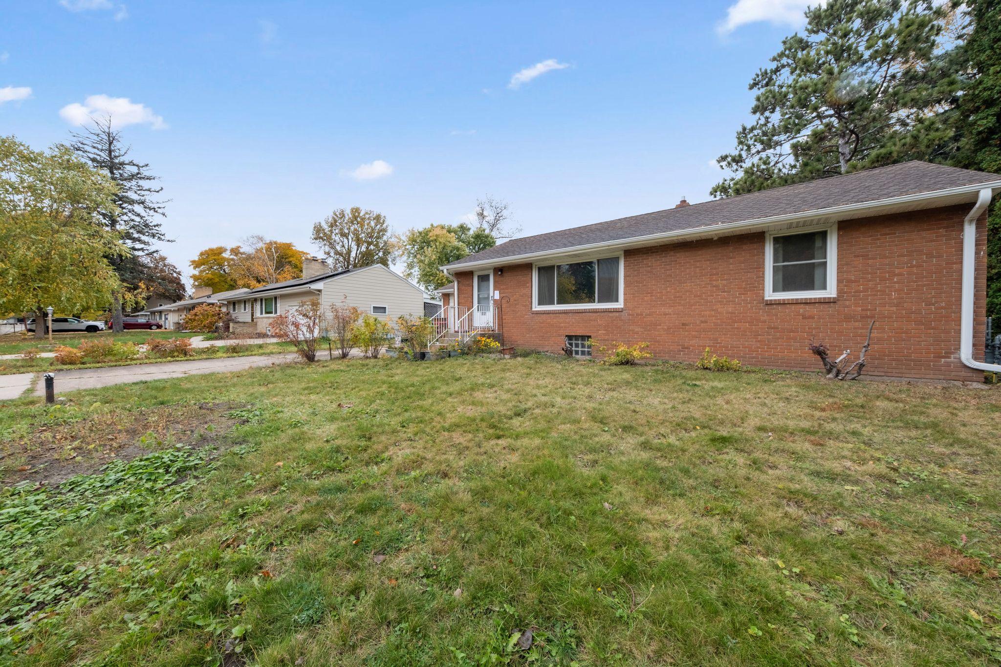 1895 Shryer Avenue W