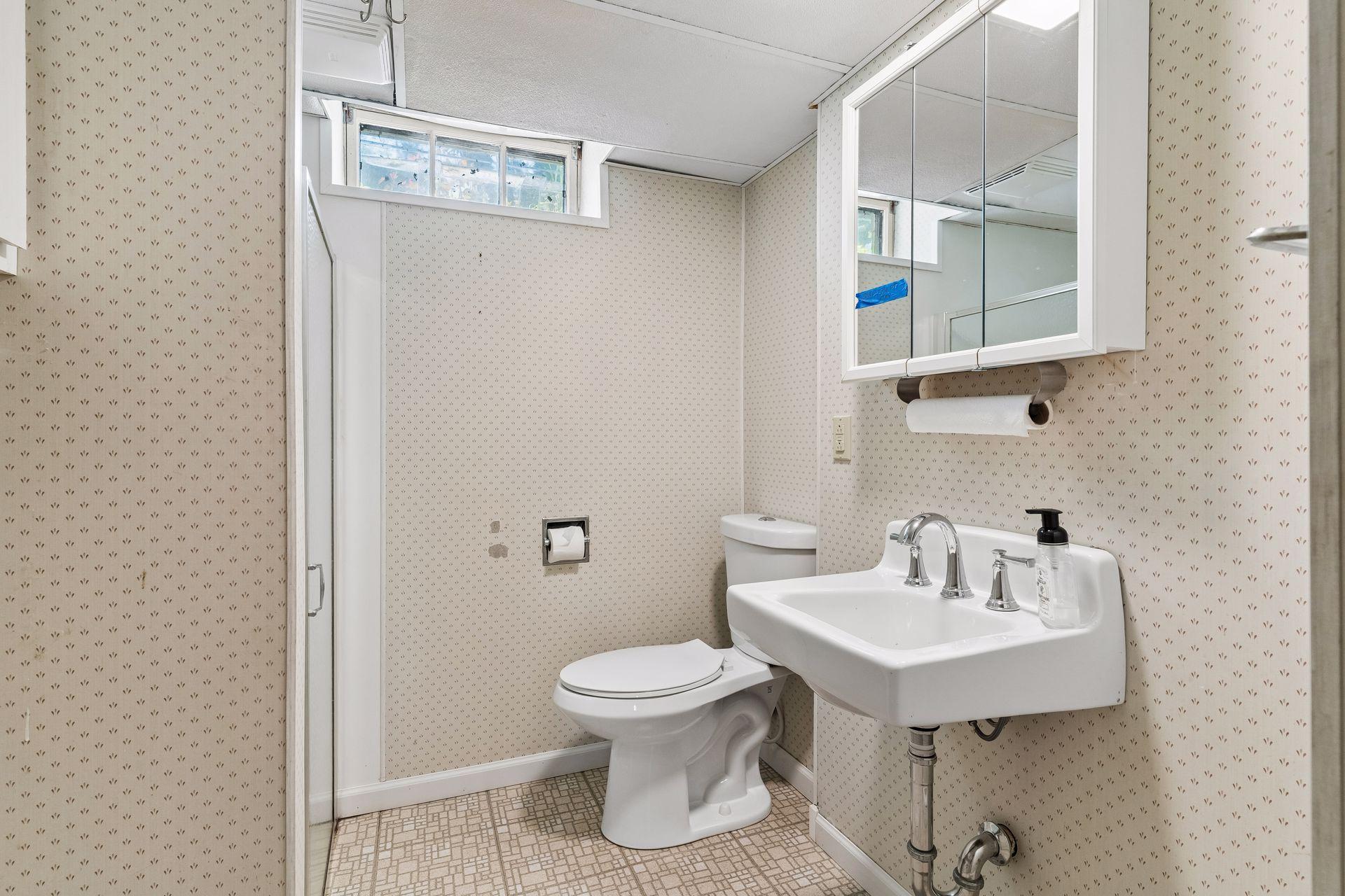 988 Sherren Street W