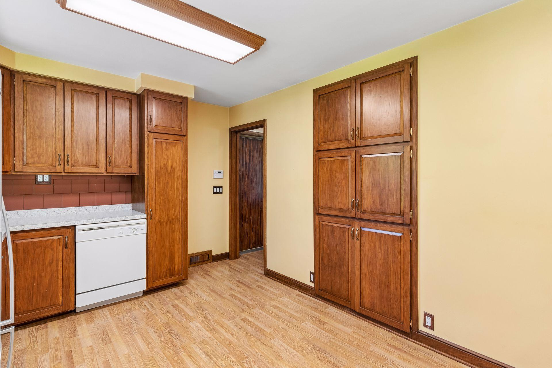988 Sherren Street W