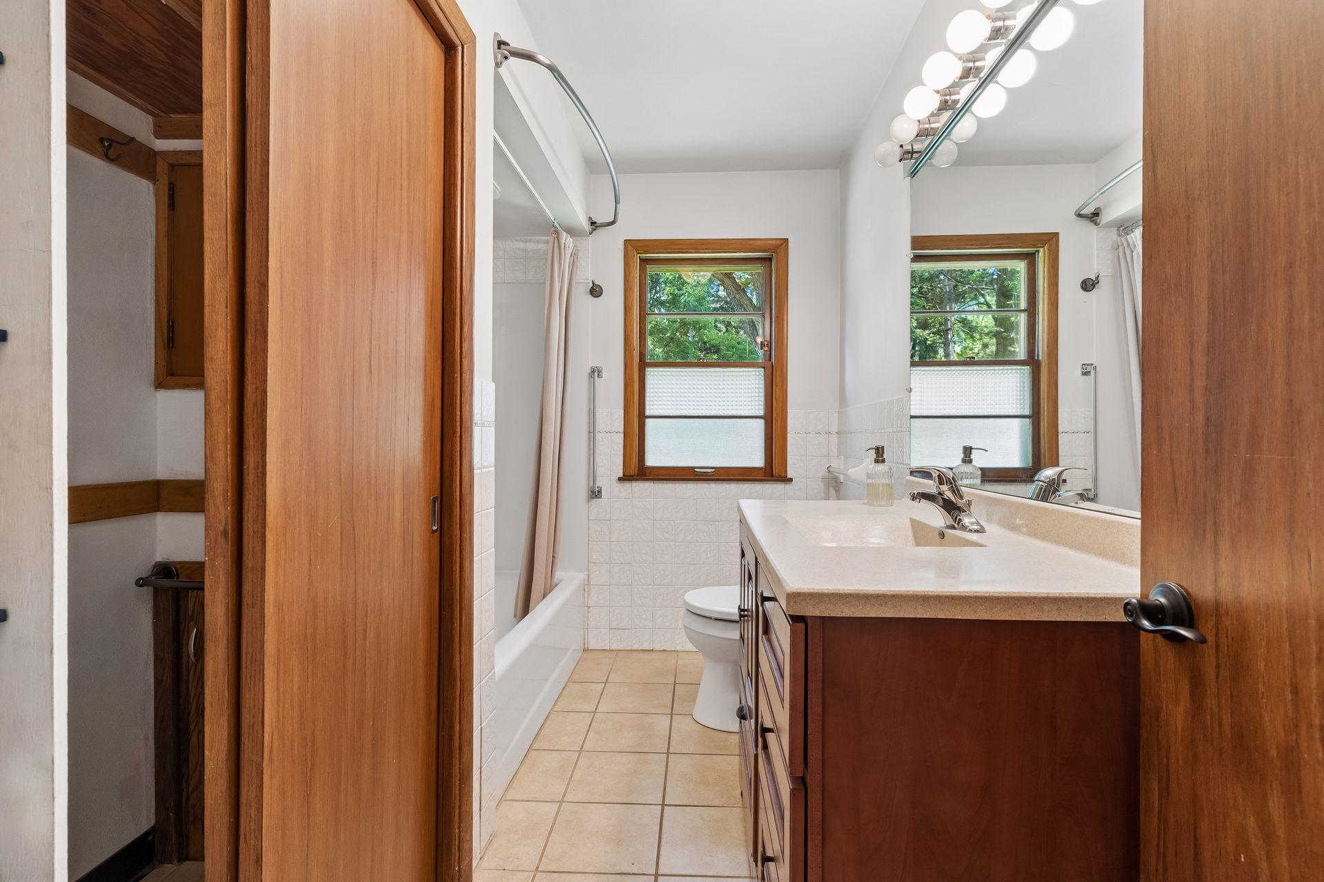 988 Sherren Street W