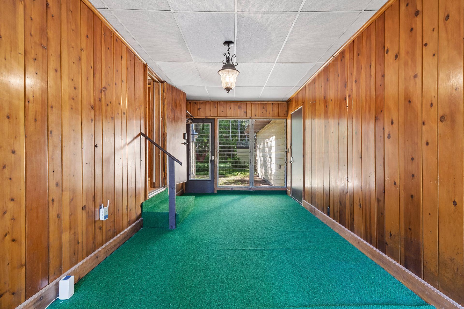988 Sherren Street W