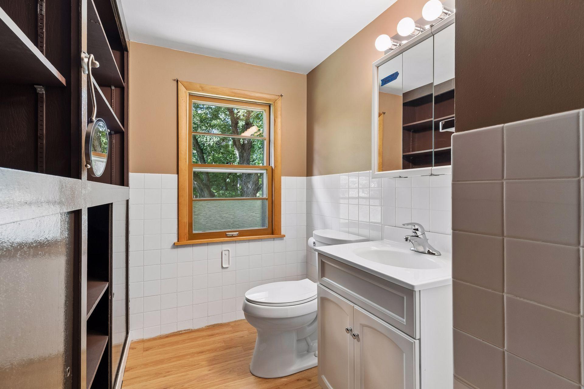 988 Sherren Street W