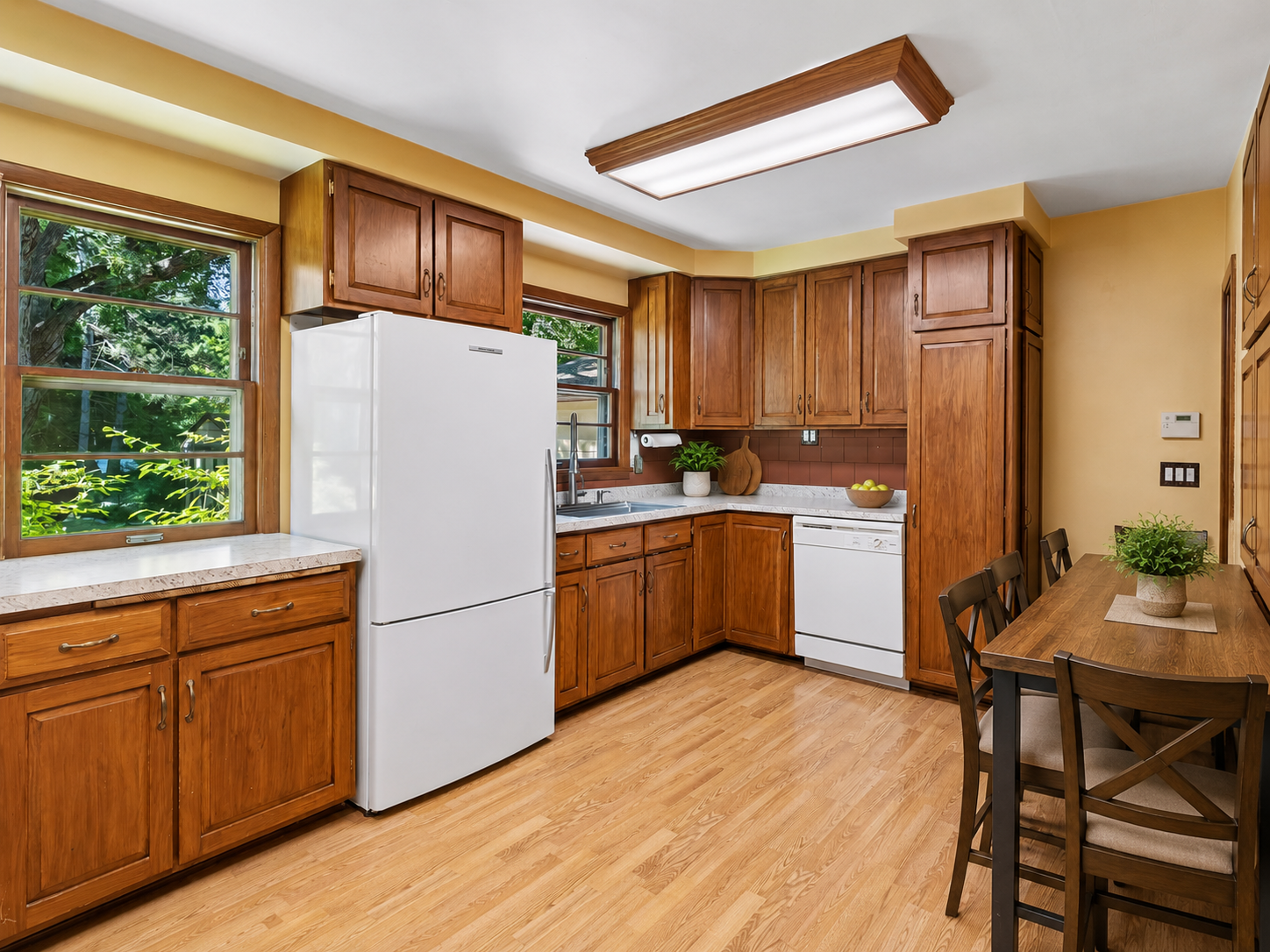 988 Sherren Street W