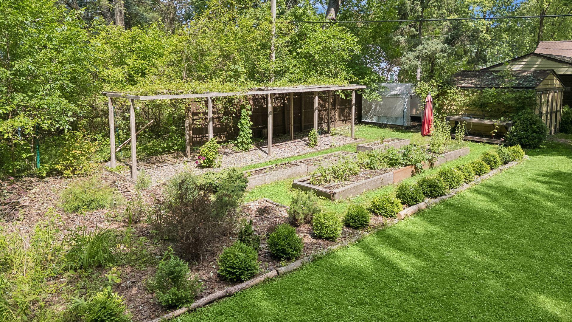 988 Sherren Street W