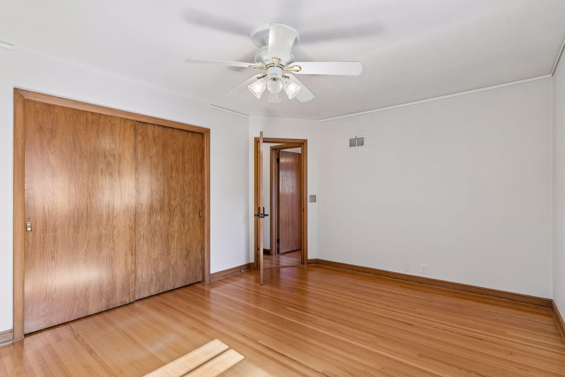 988 Sherren Street W