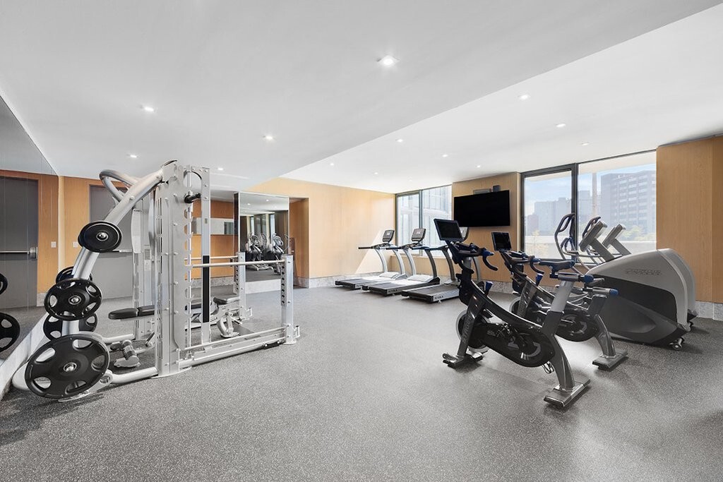 22-18 JACKSON Avenue 608