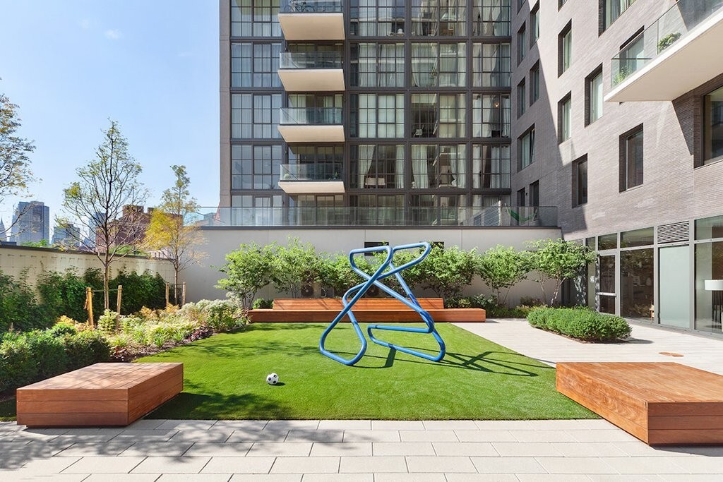 22-18 JACKSON Avenue 608