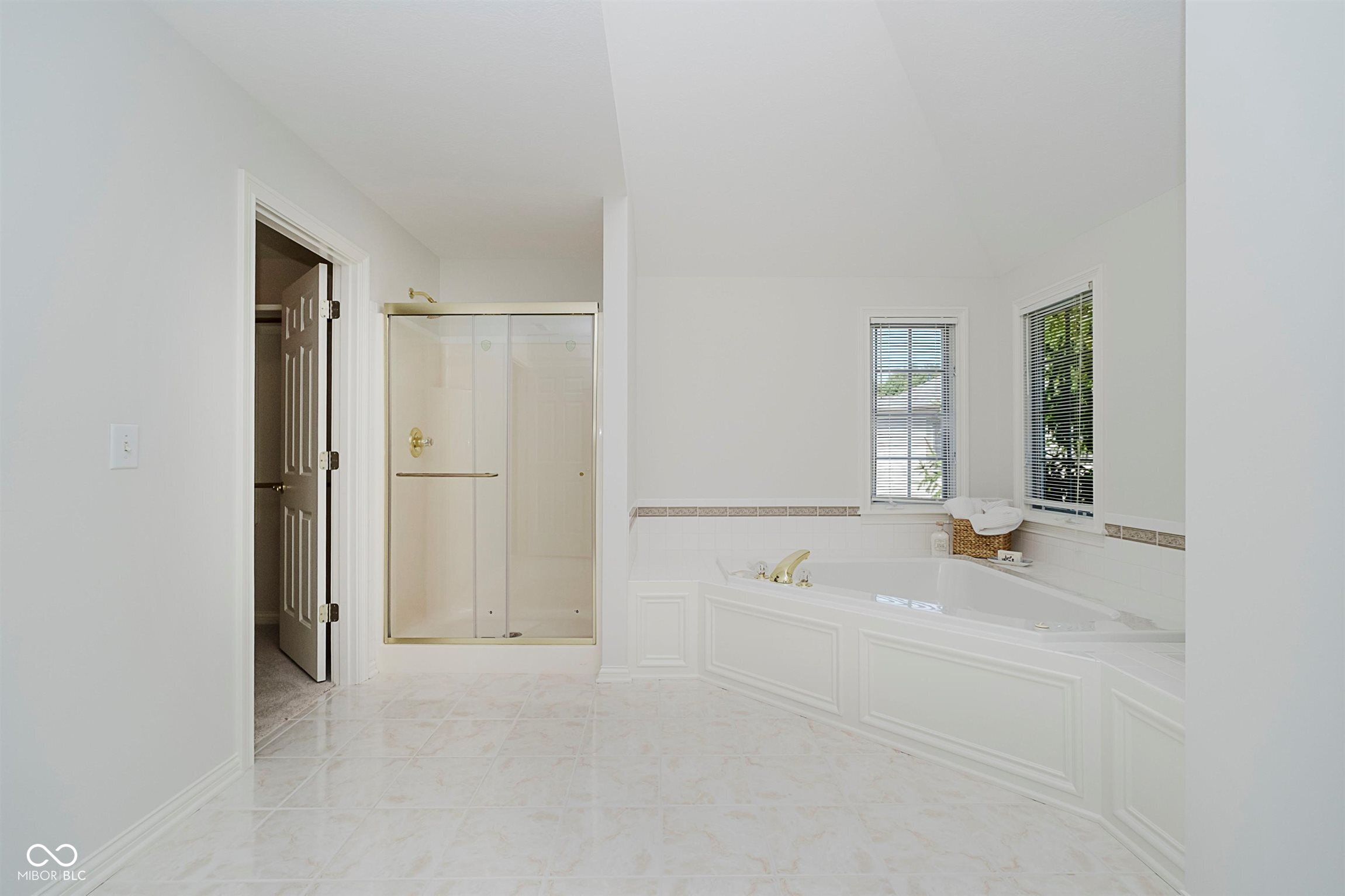 4827 Woods Edge Drive