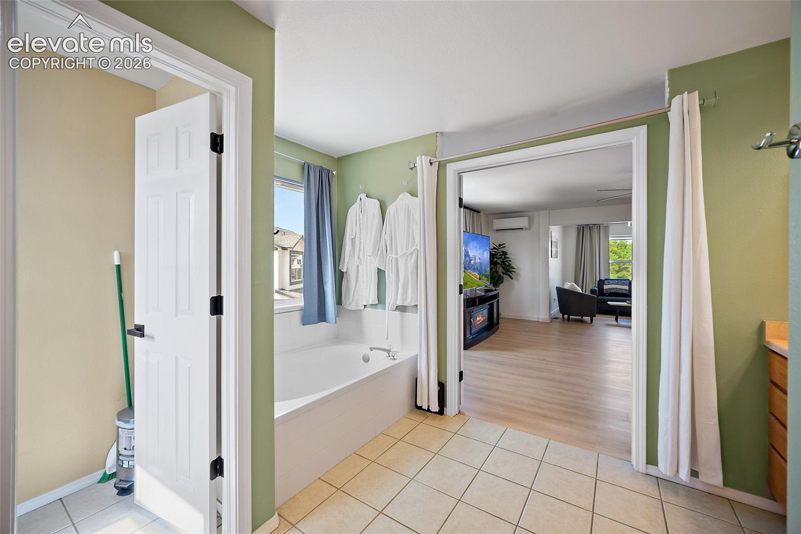 7387 Middle Bay Way
