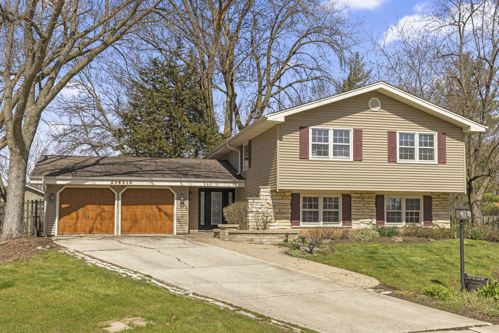 23W310 Saint James Court