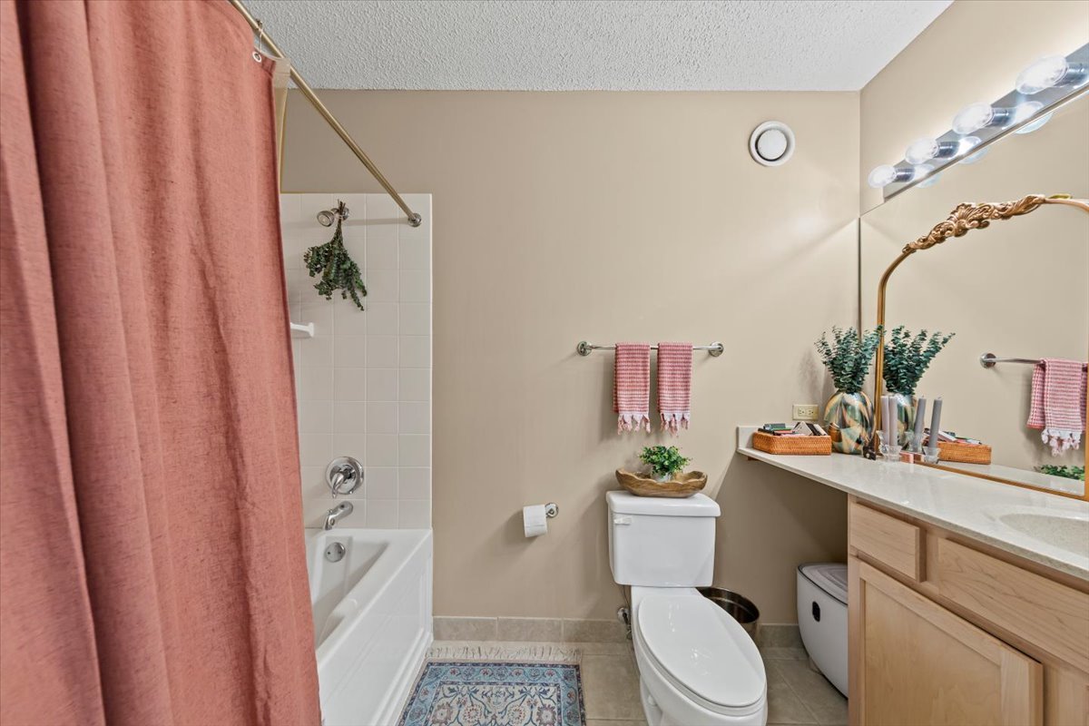 222 N Columbus Drive Unit: 1502