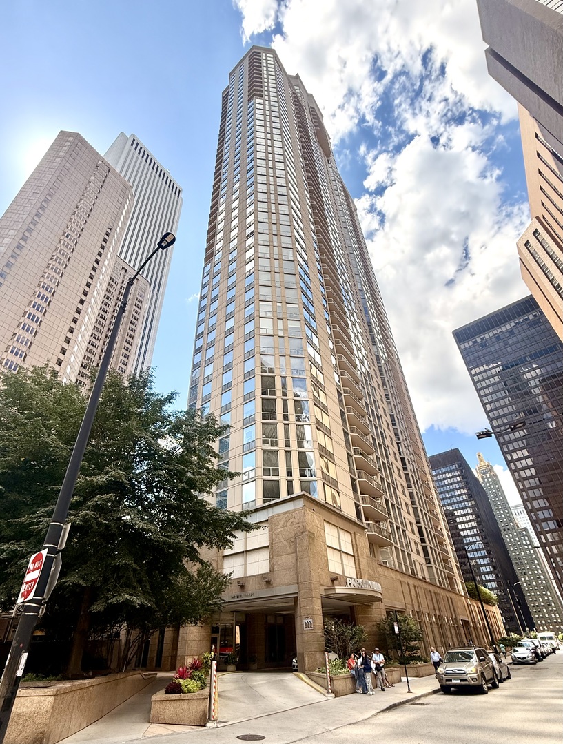 222 N Columbus Drive Unit: 1502