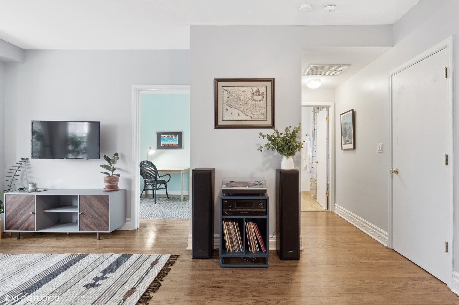2903 N Rockwell Street Unit: 2