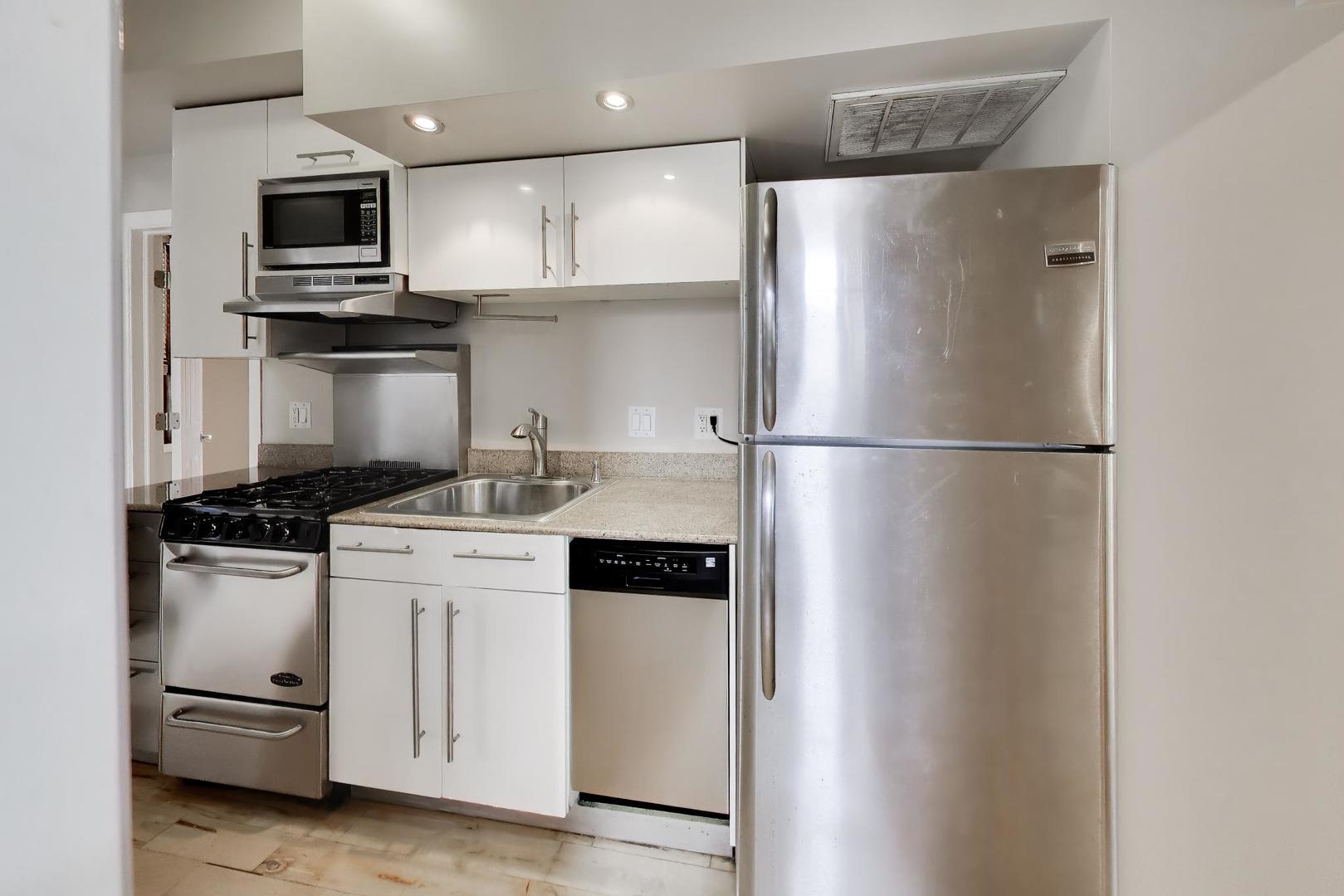 1532 N Greenview Avenue Unit: 2F