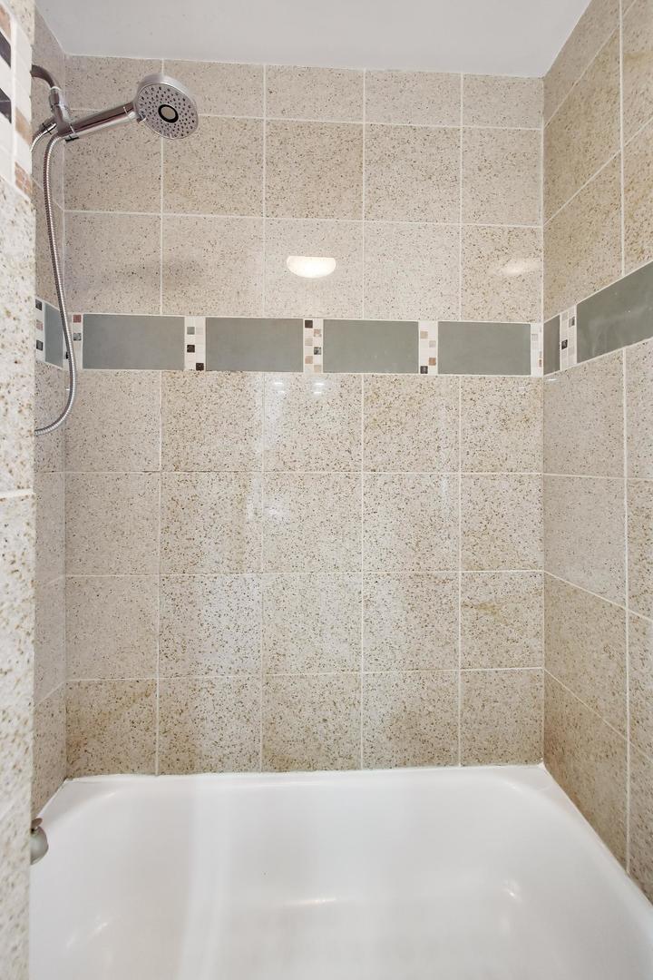 1532 N Greenview Avenue Unit: 2F