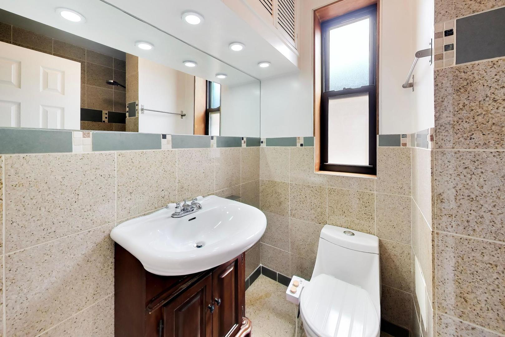 1532 N Greenview Avenue Unit: 2F