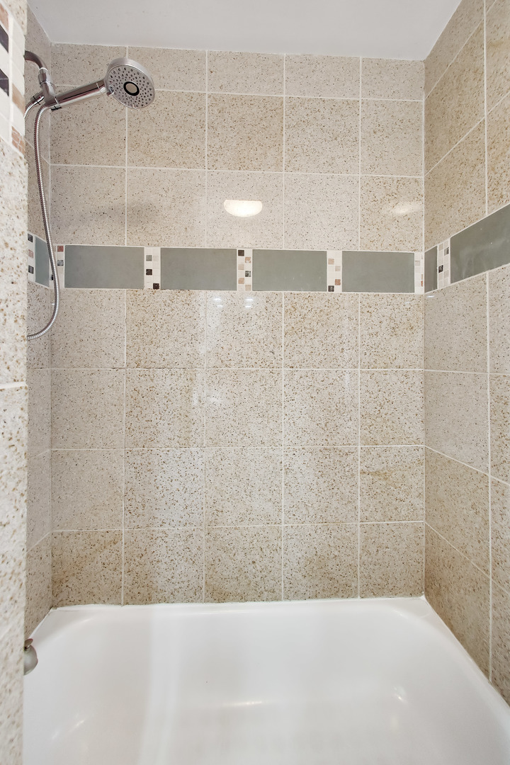 1532 N Greenview Avenue Unit: 2F