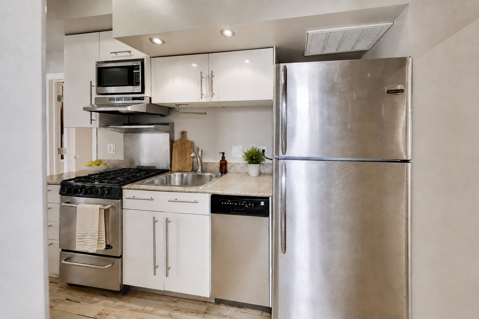 1532 N Greenview Avenue Unit: 2F