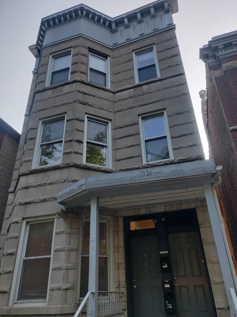 1934 N HOYNE Avenue Unit: 2