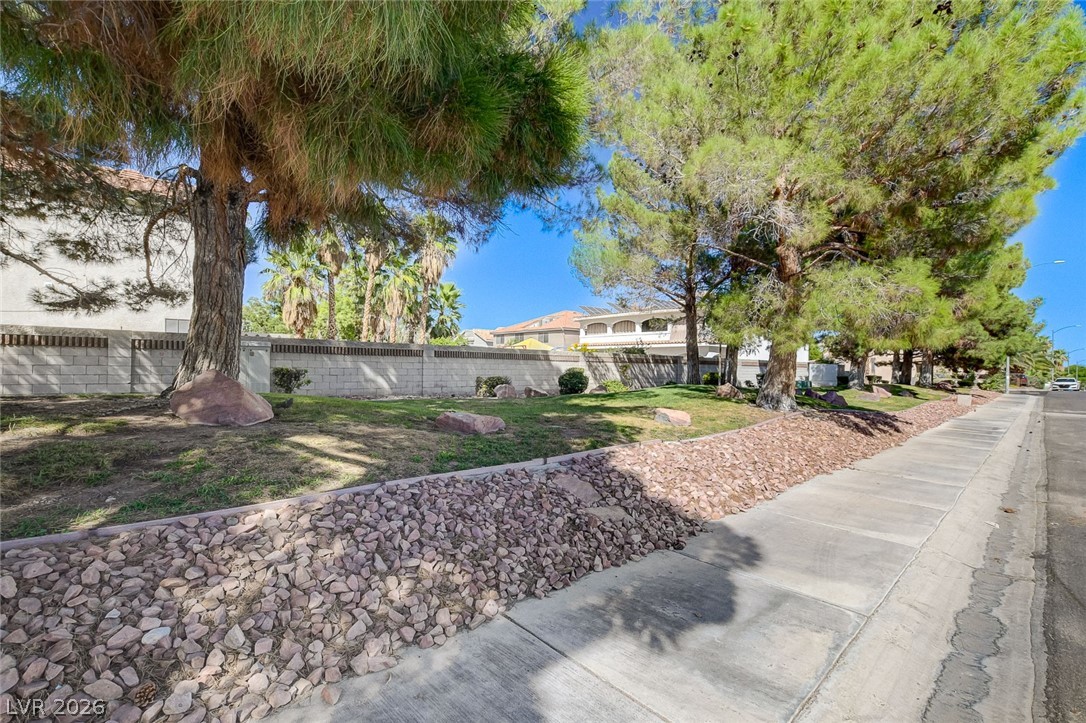 8752 Autumn Wreath Avenue