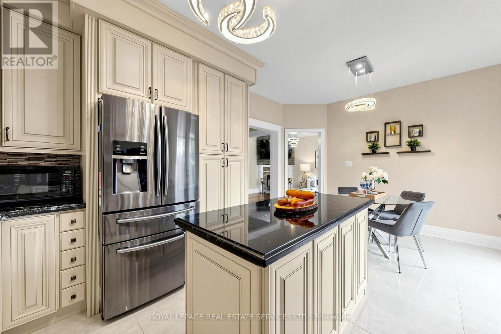 2353 WOODCREST DRIVE