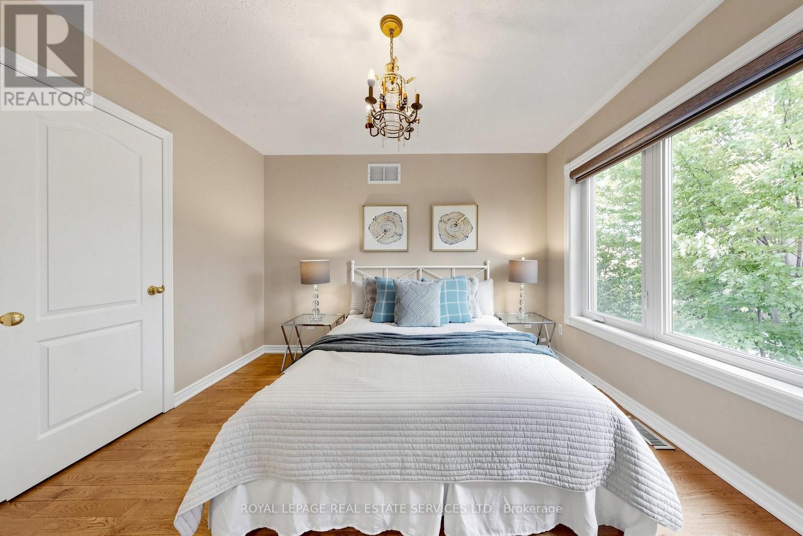 2353 WOODCREST DRIVE