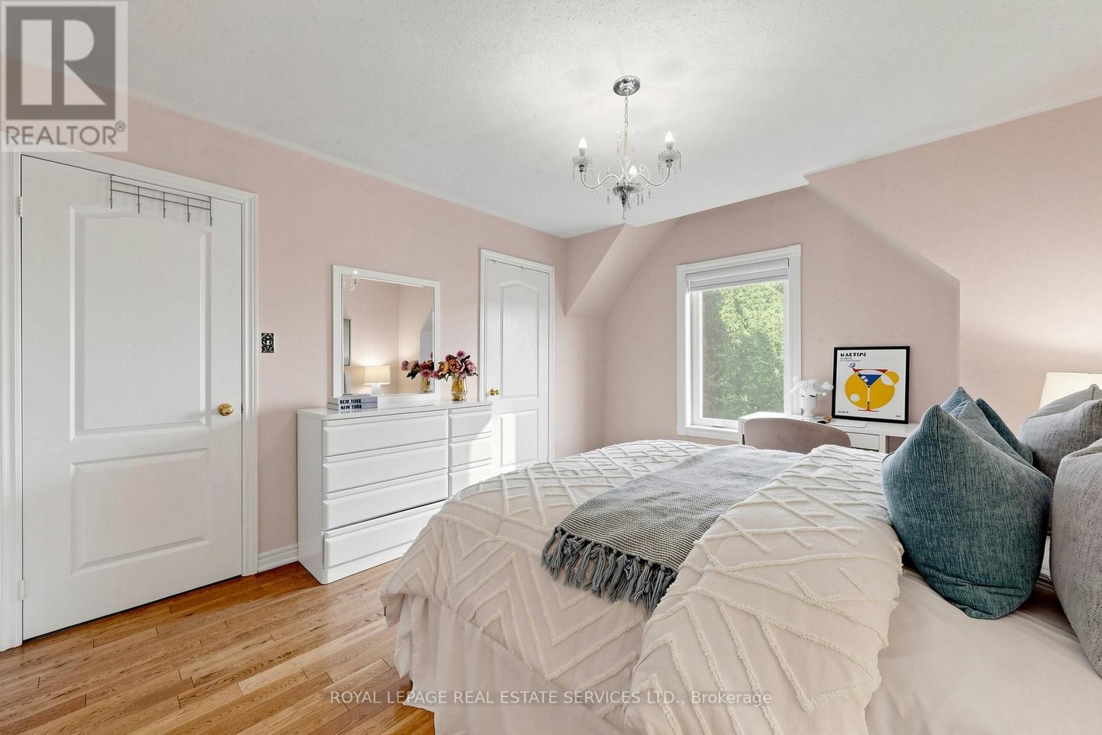 2353 WOODCREST DRIVE