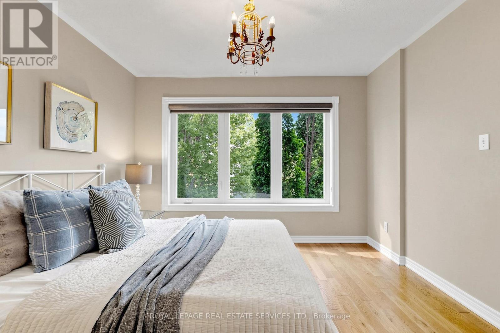 2353 WOODCREST DRIVE