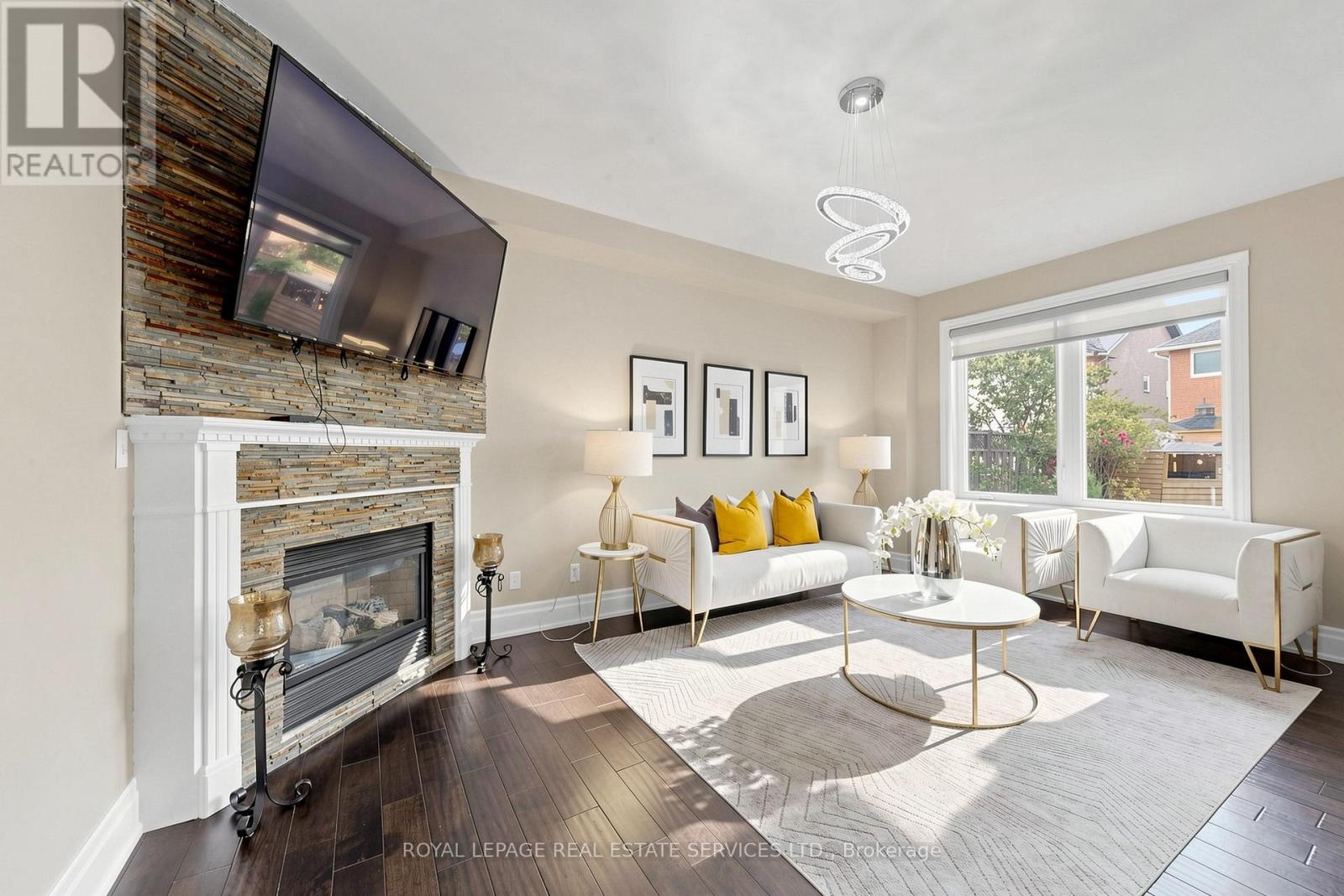 2353 WOODCREST DRIVE