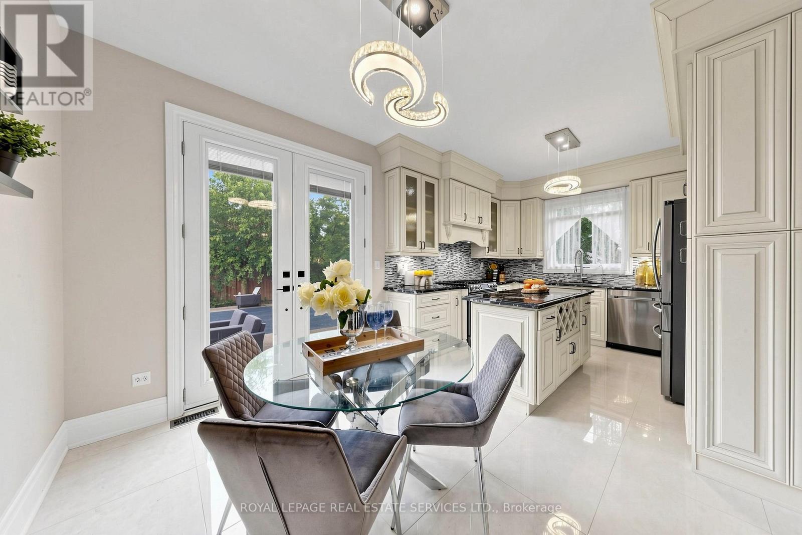 2353 WOODCREST DRIVE