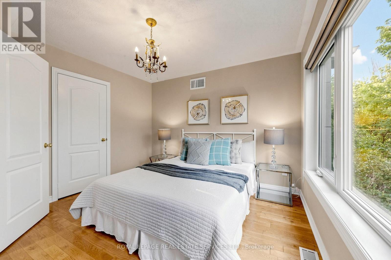 2353 WOODCREST DRIVE
