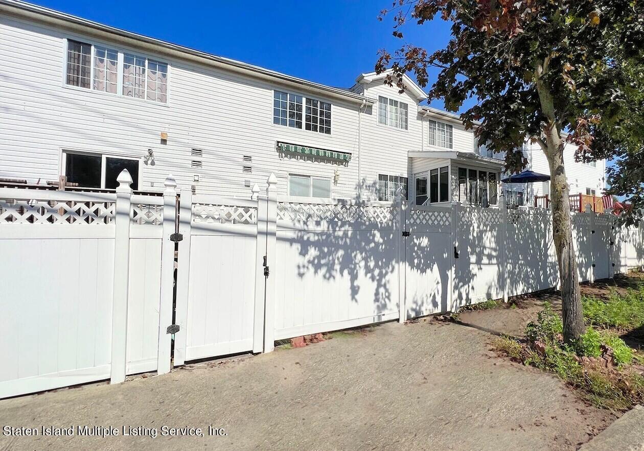 18 Iris Court, 1