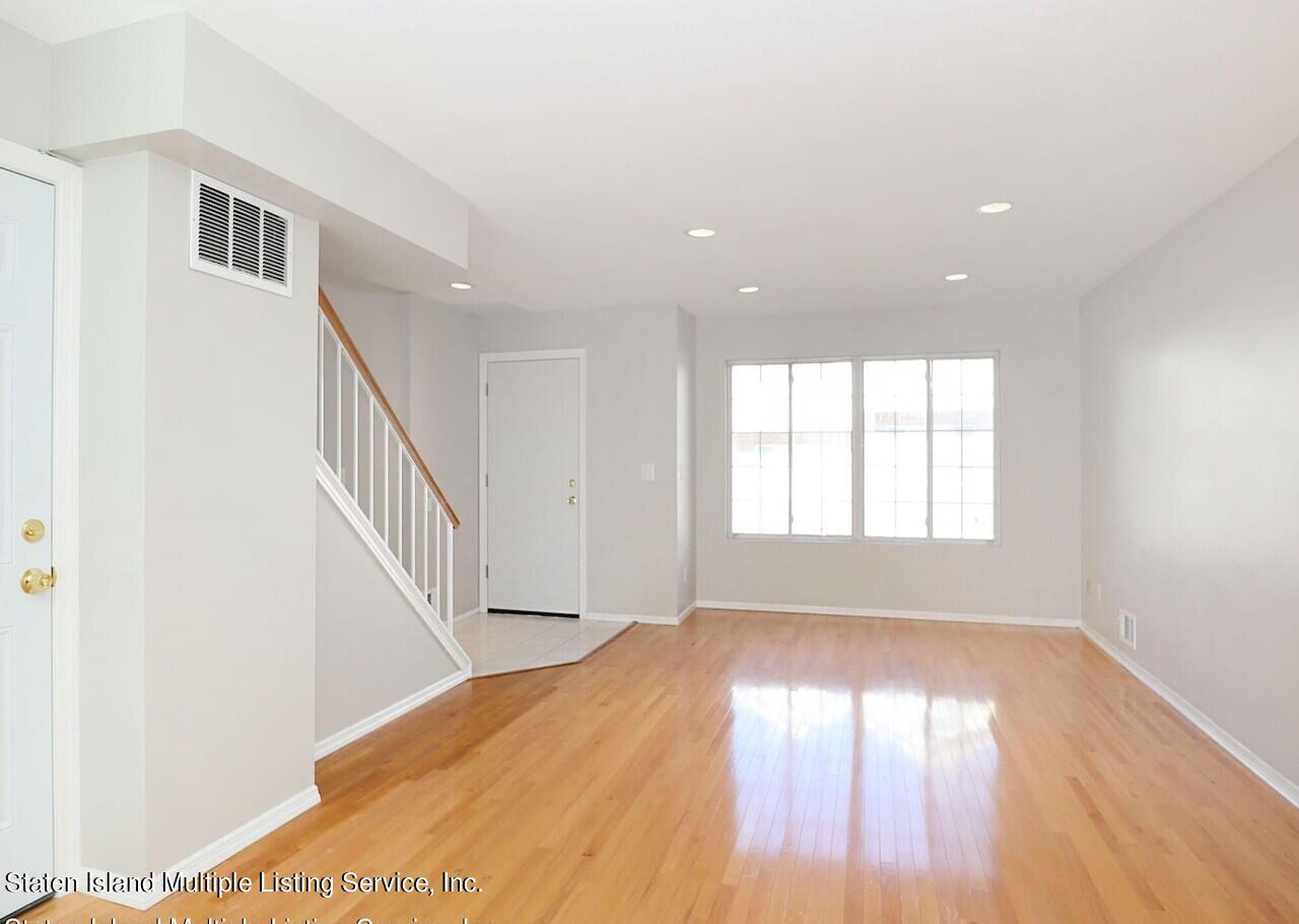 18 Iris Court, 1