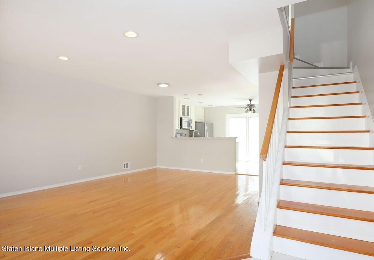 18 Iris Court, 1
