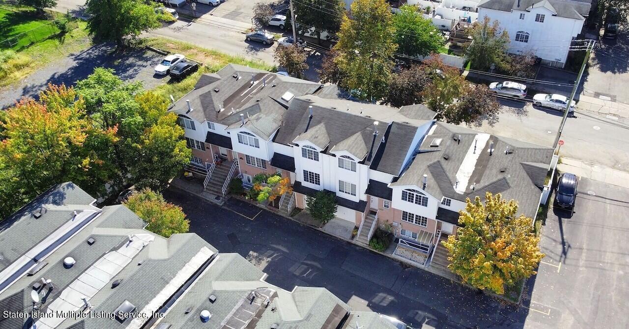 18 Iris Court, 1