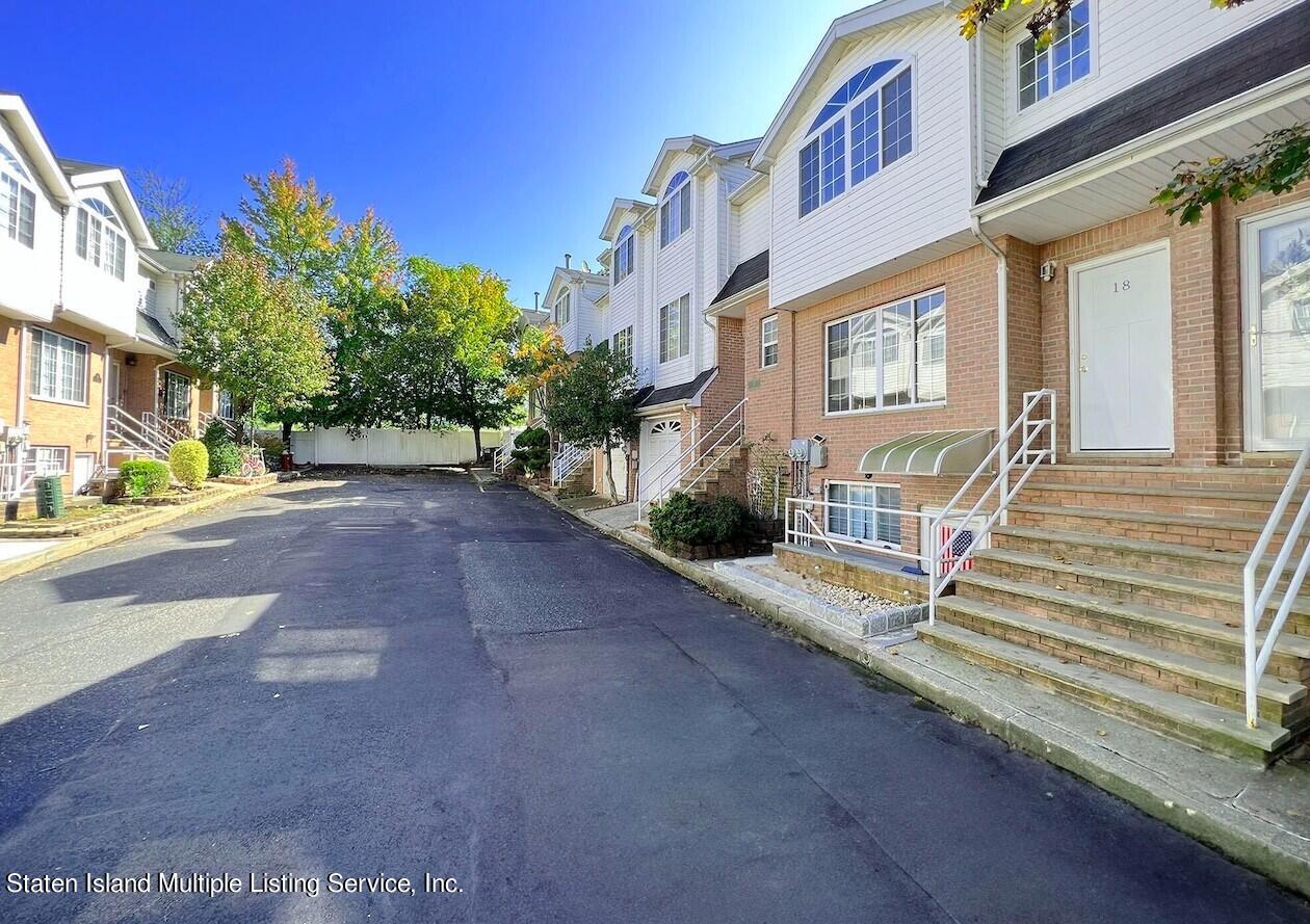 18 Iris Court, 1