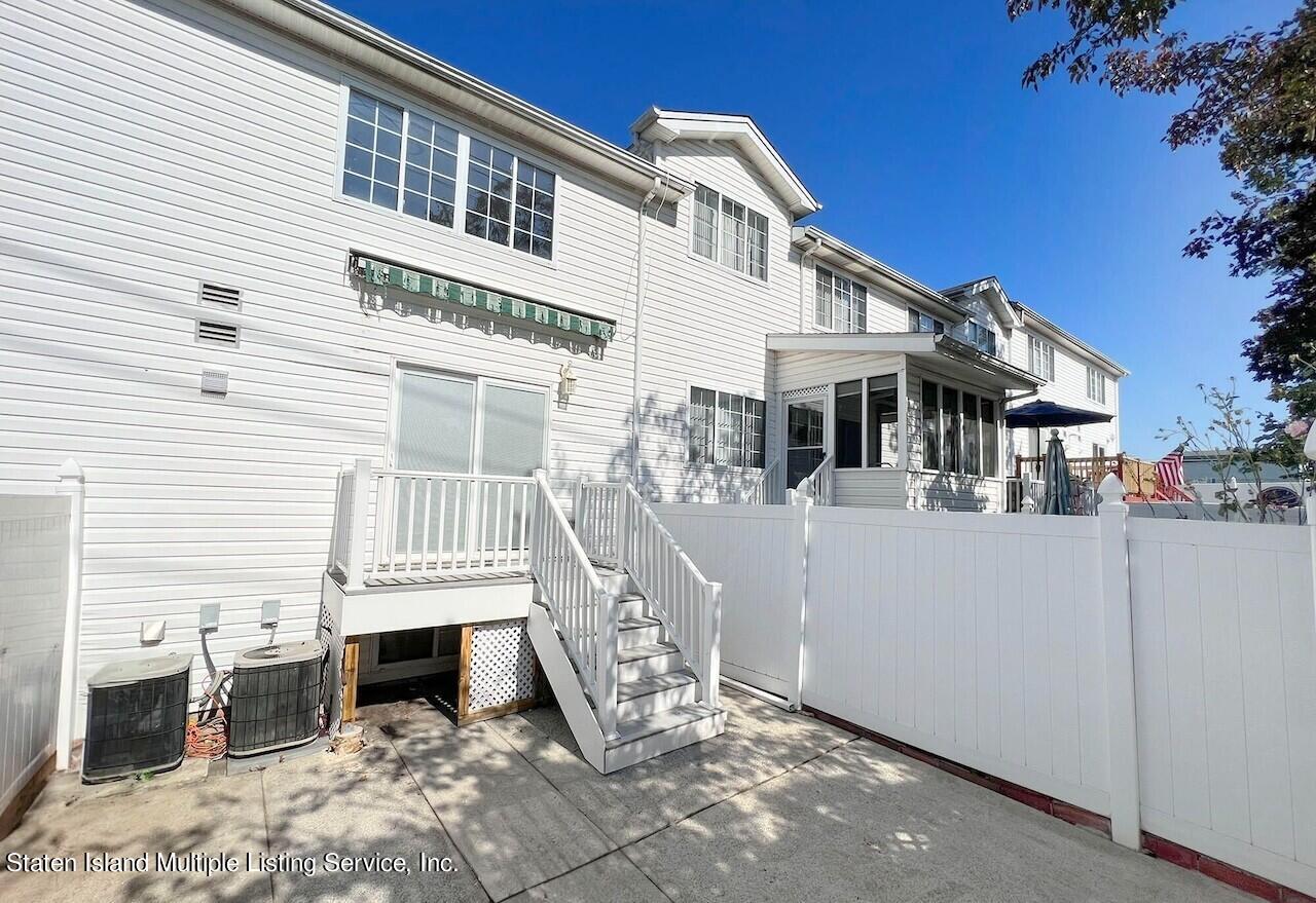 18 Iris Court, 1