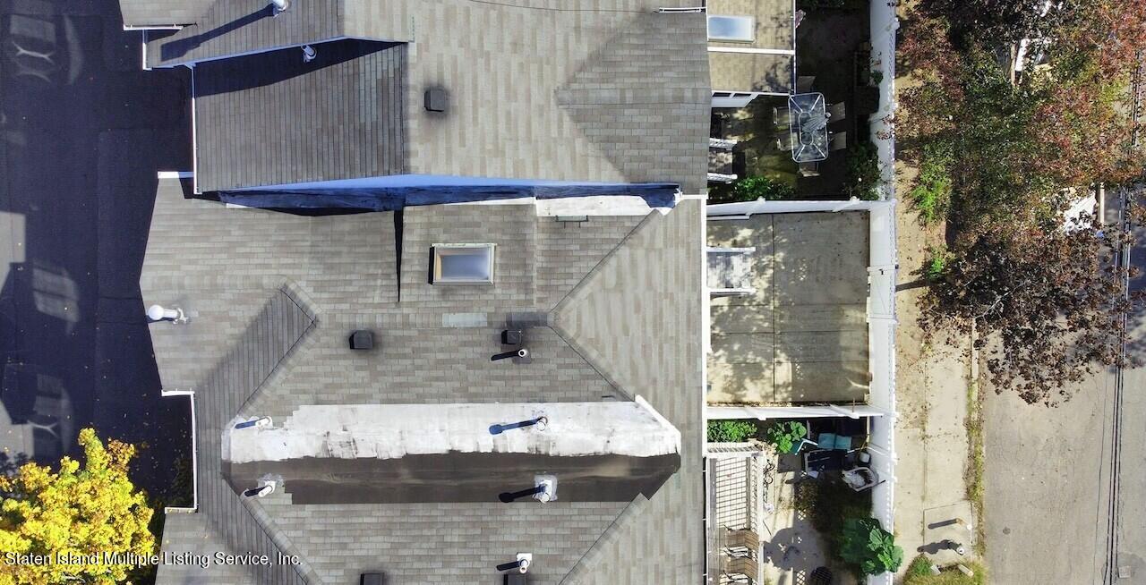 18 Iris Court, 1